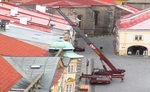 při opravě střechy, na náměstí v Jičíně